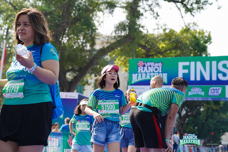 Những khoảnh khắc về đích ấn tượng của VPBank Hanoi Marathon 2019